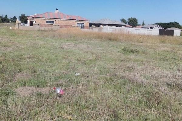 The vacant land of 635 square meters in Riversdale, Meyerton, offers a manageable size for potential development, whether for ...