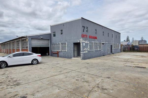 This industrial property for rent in Atlantis is perfectly suited for storage and distribution needs, offering a functional and secure ...