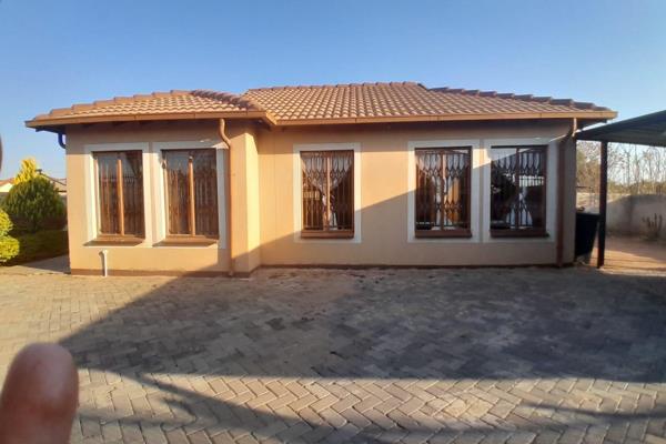 Spacious, well kept 3 bedroom house situated in Ingwe Estate Rosslyn. The house consists ...