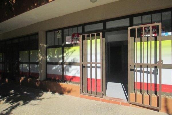 This is a very neat shop with good shopfront in Noordhoek. It has lots of natural light.