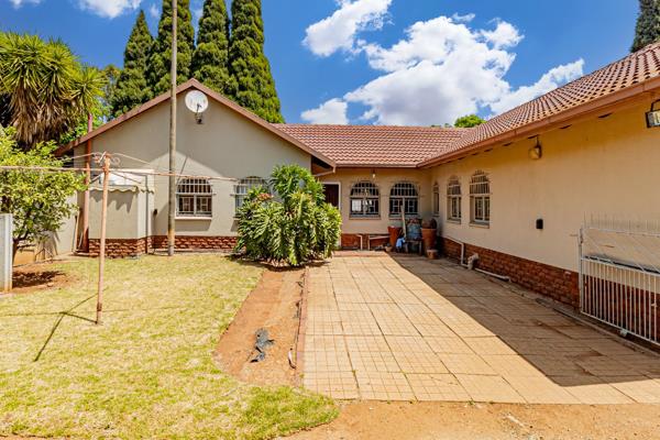 This lovely property is based in Rayton about 30km east of Pretoria in a small town.

The property itself offers a 1115 square meter ...