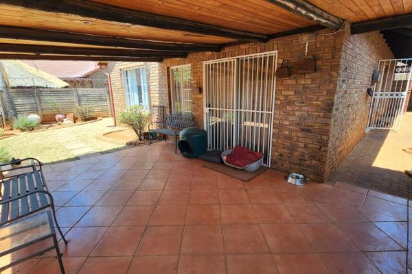 Charming 3 bedroom townhouse in a secure complex in Doornpoort. This stunning property ...