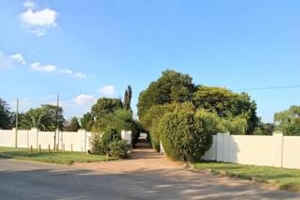 This Beautiful plot offers so much
Main house has the following
4 Bedrooms 
2 Bathrooms
Dining room 
TV room
Study
Kitchen


COTTAGE
1 ...