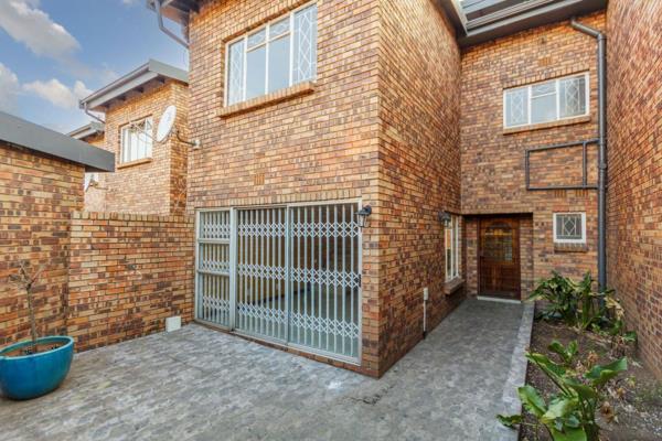 Lovely duplex in a secured complex located in Harpur Avenue Benoni.
Three very neat ...