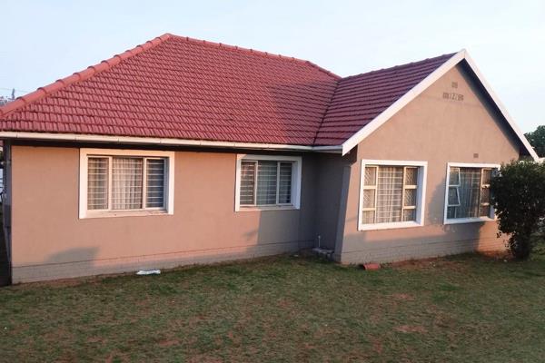 Lovely 3 bedroom house, 1 bathroom separate toilet (big rooms).  Beautiful kitchen lead ...