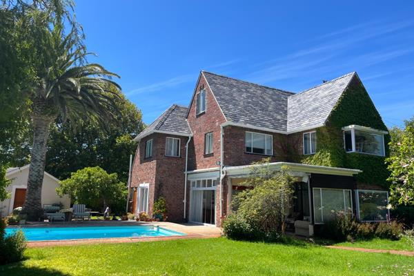 Prime Rondebosch Location

Red Gables

A loved family home in the sought after Golden Mile set in a delightful private &quot;kick a ...