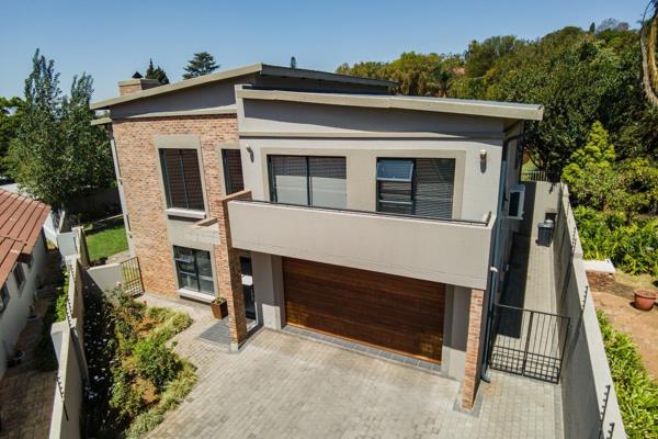 Stand size 649m&#178;     House size 335m&#178;      Rates &amp; Taxes R1860

Impressive entrance with double volume ceilings.
Large ...