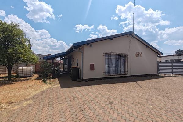 Features:

3 Bedrooms with built-in cupboards &amp; study / 4th bedroom
2 Bathrooms
Kitchen
Dining room 
Living room
Family ...