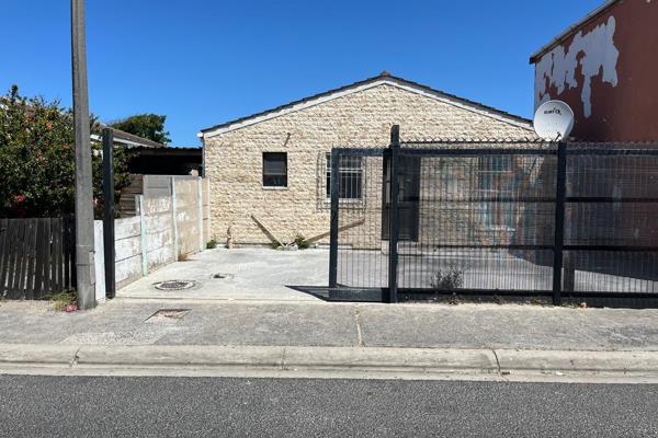 This charming family home offers an open-plan kitchen and lounge with beautiful exposed roof beams. Fully tiled throughout, it features ...