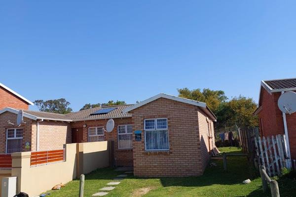 This 3 bedroom, 1 bathroom family home is conveniently situated in Walmer Links, close to taxi and bus routes and shopping ...