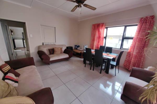 Luthando Gxashe Properties presents this spacious property with 4 bedrooms with built-in cupboards, 3 bathrooms (1 of which is an ...