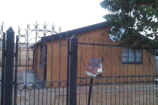 Beautiful 4 room house mabopane with 2.  Bed room and living room and nice bath room big yard with security  secured fencing 

next to ...