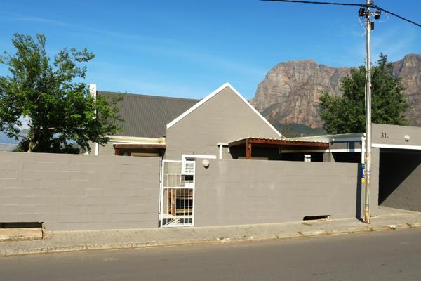 Charming and Cozy Starter Home

Nestled at the foot of the majestic Simonsberg ...