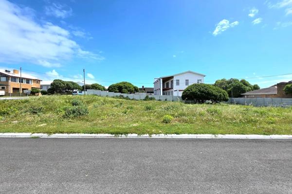 Just 100 meters from the ocean, this vacant land in the highly sought-after Franskraal ...