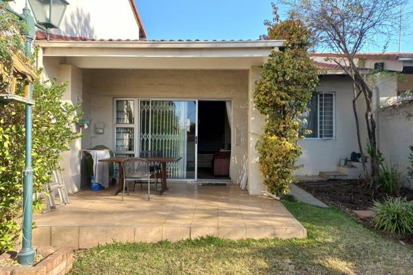 This charming townhouse in Oak Park offers a blend of comfort and modern convenience. It features an open floor plan, a cozy living ...