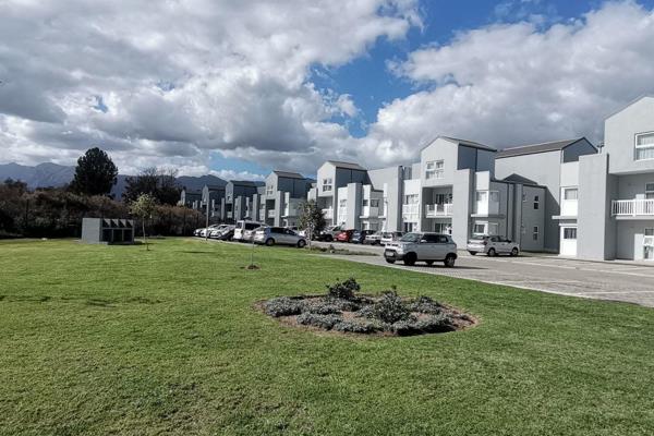 Situated in the picturesque Bergendal Country Villas in Paarl, this 2-bedroom apartment offers the perfect blend of modern convenience ...