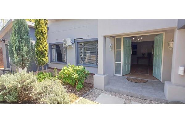 This modern, light, bright and airy home invites you in at the double door opening like welcoming arms.
Soft neutral colours with a pleasing layout seamlessly blends form and function throughout.
The immaculate open plan chef`s kitchen &amp; dining area has a separate ...