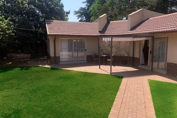 Welcome to this pristine, newly revamped 1-bedroom flat, ideally located near the Benoni Country Club. This stylish residence offers ...