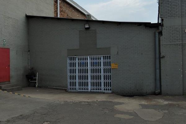 Spacious warehouse/showroom available for rent in Benoni South. 

This is the perfect property for storerooms, showroom or offices. the ...