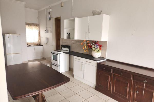 This flat offers 1 bedroom with en suite bathroom and an open plan living and kitchen area.

The monthly rental includes water and ...