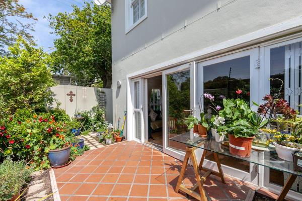 This spacious warm and welcoming entrance hall sets the tone for this lovely home.
 
Boasting 3 bedrooms, 2.5 bathrooms this Townhouse ...