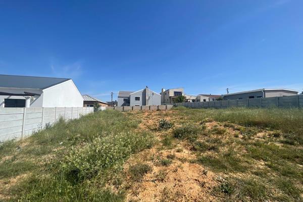 Unlock the potential of this 600m&#178; vacant land nestled in the sought-after neighbourhood. This  plot offers level ground, making ...