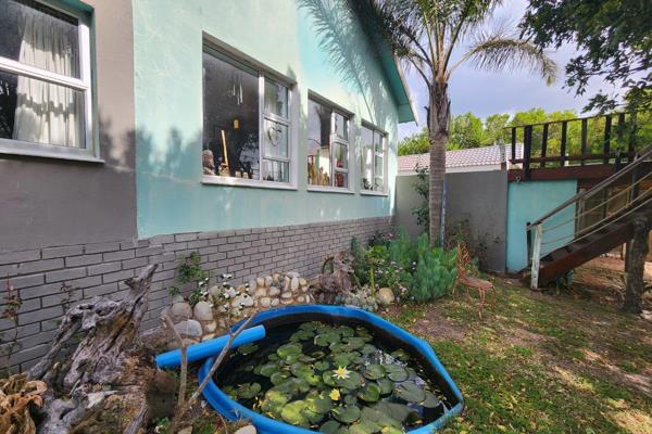 SOLE MANDATE - This roomy and sturdy residence situated in Paradise Beach features three large bedrooms, each equipped with a private ...