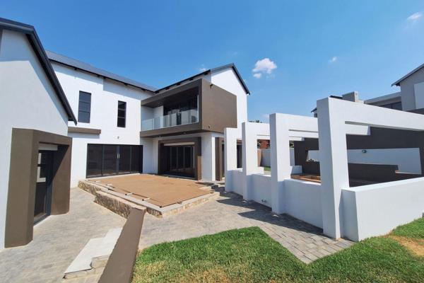 Stunning and Modern!  Transfer Duty included!
This beautifully designed 5 en-suite ...