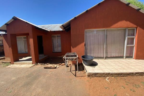 Investors dream, this house offers. 3 bedrooms, 2 bathrooms, lounge, open plan dining room/ kitchen, 3 carports.

Flatlet 1 ...