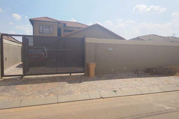 &quot;Spacious 2 bedroom available to rent for R 4950&quot;
The house is available from 15th November 2024
This 2 bedroom property is ...