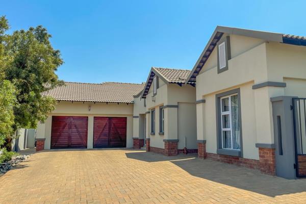 ***DUAL MANDATE***

Airy, light, sunray 4 bedroom OR 3 bedroom plus study, contemporary home up for grabs in Midstream Hill.

Set ...