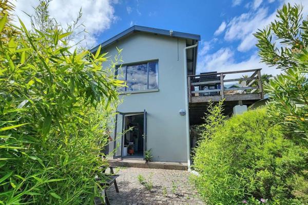 One bedroom garden flat, seperate from main house, for single tenant.


Clean and tastefully decorated.
Spectacular views of Knysna ...