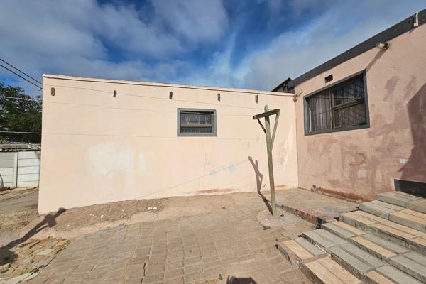 2-Bedroom house for long-term rental.
Fully fenced.
1 Garage.
Mun utility, water and Pre-paid Electricity excluded.

Available 14 ...