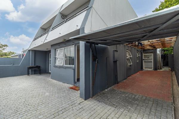 Fall in love with this safe and secure 5 bedroom double-storey residence. Located high up in Plumstead, short drive to Constantia ...