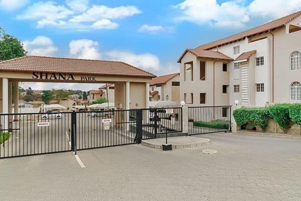 2 bed loft Apartment available at Shana Park, a secured complex with 24h security.
2 bedroom with cupboards  and 1 Full bathroom
Lounge ...