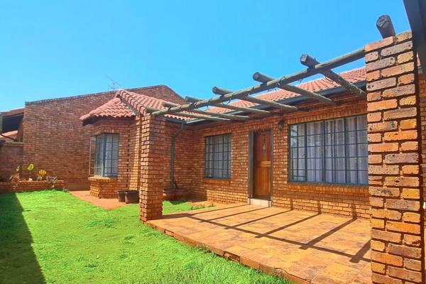 Lovely FULL Title House in a Family &amp; Pet Friendly Estate in Die Hoewes!

A No Loadshedding Zone

Welcome to this Spacious ...