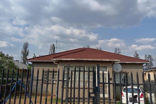 Stunning 4-Bedroom Solid-Style House! 

Location: Delville, Germiston

Features:
- 4 spacious bedrooms
- 2 modern bathrooms (1 ...