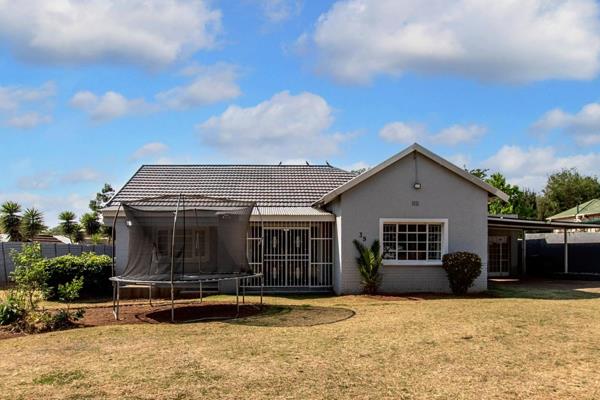 Pieter Du Plessis and RE/MAX - Masters proudly presents this stunning family home. Move ...