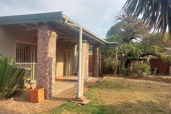 1 Bedroom Garden Cottage with Bathroom (shower only), Lounge, &amp; Modern Kitchen.

Single Carport
Metered Electricity
R200 fixed ...