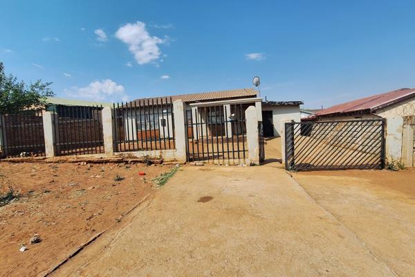 Located in Eden Park Ext 1, this 3 bedroom home offers you a living room and an incomplete kitchen, offering endless possibilities for ...