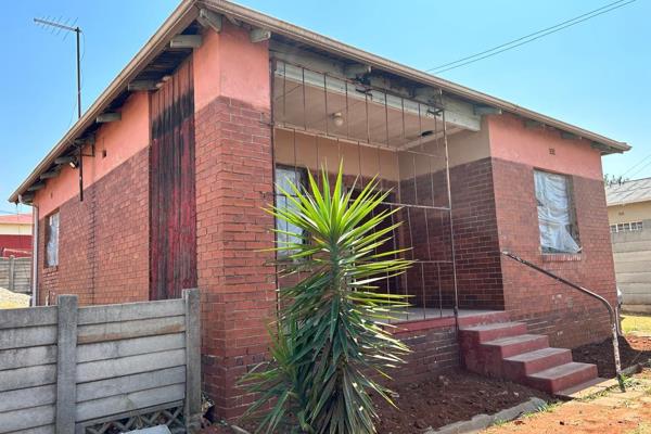 This three-bedroom house in Wannenburghoogte, Germiston, is a unique opportunity for buyers or investors looking to customize and ...