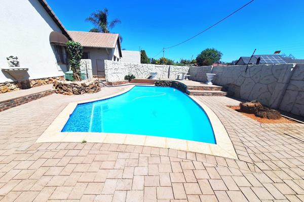 This stunning property is located in the heart of Edelweiss Bokke side and is close to the N17 highway, shops and the ...