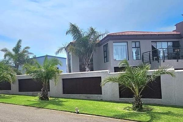 Just listed – Trio Mandate

Stunning 4 bedroom duet house of 254 sq. metres in ...