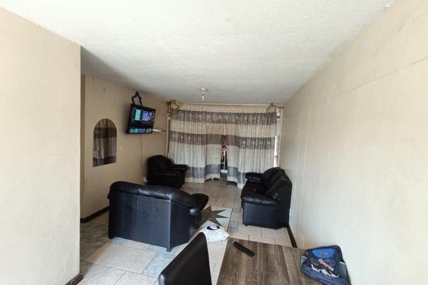 This clean and spacious 1.5 bedroom flat is located in a quiet building in Pretoria West
The building is close to various amenities ...