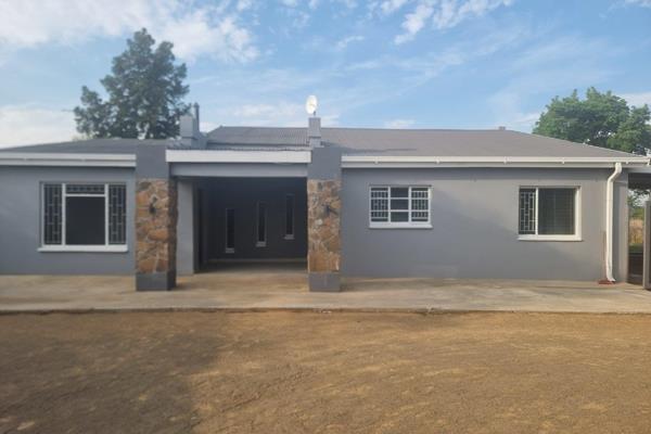 This beautiful plot in is in the North of Bloemfontein.

The plot is 4.2 Ha. and consists of a lovely 3-bedroom home, 2 bathrooms ...