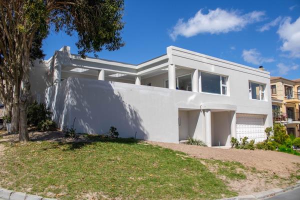 This elegantly designed family home is nestled within the prestigious Bel&#39;aire Winelands Estate.
Upon entering, a welcoming foyer ...