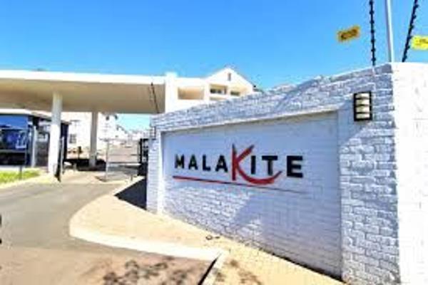 Top floor  one bedroom unit to rent at Malakite in Greenstone Hill. 

This unit has a ...