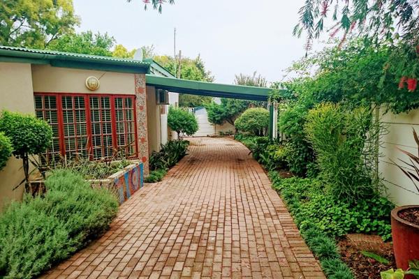 Awesome family home to rent. Situated close to Ladysmith High school and Spar. Safe and secure quiet street with limited access. ...