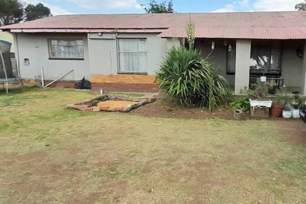 3 Bedroom Home with Flat and Double Carport*
Welcome to this 3-bedroom home, comfort, and practicality. With its built-in cupboards ...