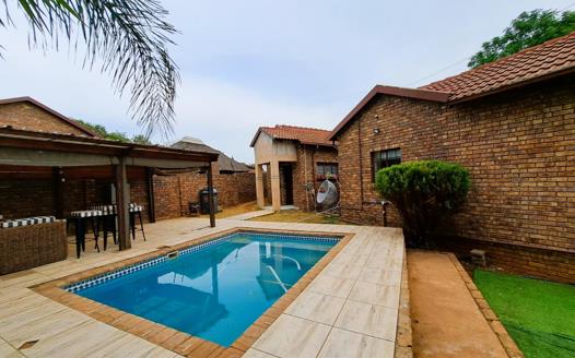 3 Bedroom House for sale in Heuweloord